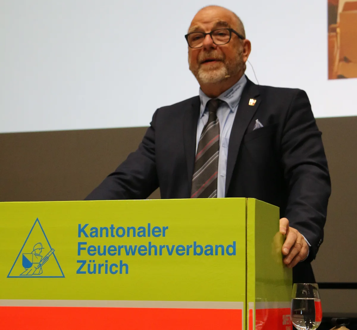 Beat Hirter Präsident des Zürcher Feuerwehrverbandes, am Rednerpult